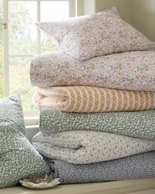 Garnet Hill Petite-Print Lightweight Comforter (King/Cal. King in Cypress Green Floral)