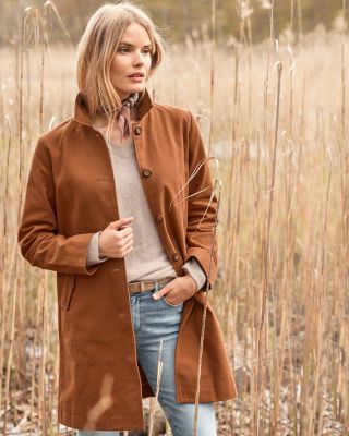 Pleated trench outlet coat