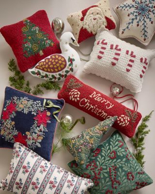 MA③4 ホリデーカルーセル サンリオファーイースト クリスマス Merry Christmas Hooked Wool Pillow | Garnet Hill