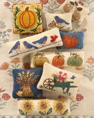 ベッドカバー 枕カバー キルト PYRENESS Morgan & Finch Bluebird with Berries Hooked Wool Pillow | Garnet Hill